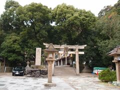 到着しました！　美保神社です。
鳥居をくぐりお参りにと向かっていると、陽気な曲が聞こえてきました。
なんだか楽しそうな感じと思っていたら、結婚式。神社によって異なるのでしょうか、明るくて大変お目出度い音色でした。笑顔の新婦にしっかり口上を述べる新郎、素敵な場面に出会え嬉しい限りです。