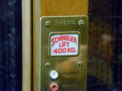 使っているエレベータはシンドラー社製