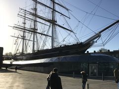 フェリーターミナル・グリニッジピアから出ると、すぐ目の前に展示されていたのが「カティ・サーク号」です。
この船は、中国からイギリスへ、紅茶を運ぶために使われていた帆船「ティークリッパー」で、唯一現存している貴重なものだそうです。中は博物館となっていました。
グリニッジに着いてすぐ、グリニッジが海事都市であることを感じさせてくれるものでもありました。
