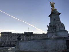 バッキンガム宮殿の前にあるのは、「クイーンヴィクトリア記念碑」。
大英帝国が繁栄した時代の女王・ヴィクトリア女王を称えて建てられたものだそうです。
偶然見られた飛行機雲も、綺麗でした。
