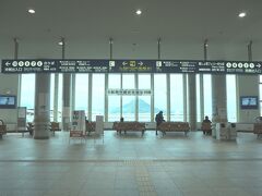 2日目です。

2日目は、広島港から松山港へとフェリーで向かいます。3時間の船旅です。ふだん、あまり船には乗らないのでフェリーターミナル自体が珍しくて、どきどきわくわくです！！！

広島港までは、広島駅前から出ている路面電車で30分くらいです。バスでも行けるみたいでしたが、よくわからなかったので、路面電車を選びました。