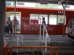 フェリーターミナルから、市内へ行くためには、まず、バスで伊予鉄の高浜駅へ行き、そこから伊予鉄で松山市駅へとむかうのが簡単です。（タクシーとかは少ない）