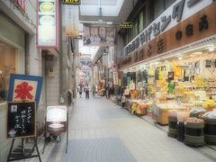 温泉街で、遅めの昼食をとれるお店を探します。