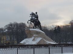 そのまま行くと、青銅の騎士像。
ピョートル大帝の騎馬像です。