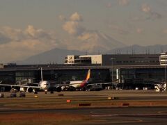 羽田空港⇔奄美空港の便は１日１往復だけです。
羽田空港12：00発ＪＡＬ６５９便で奄美空港に向かいます。
羽田空港では富士山が見られました。