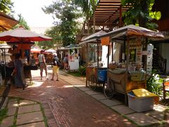 中庭の「メイドインカンボジアマーケット」
メイドインカンボジアにこだわるショップが屋台形式で並んでいます。

情報によればオープンは１２：００～
ちょっと早めだったので準備中のお店もありました。

クロマー専門店でクロマーを購入したり
クメール文字のペンダントヘッド（銃弾からつくったとのこと）
を購入しました。
