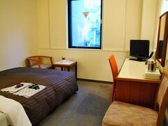 お部屋はツインでなくダブルルームで節約～～。でも思ったより狭くはない。
