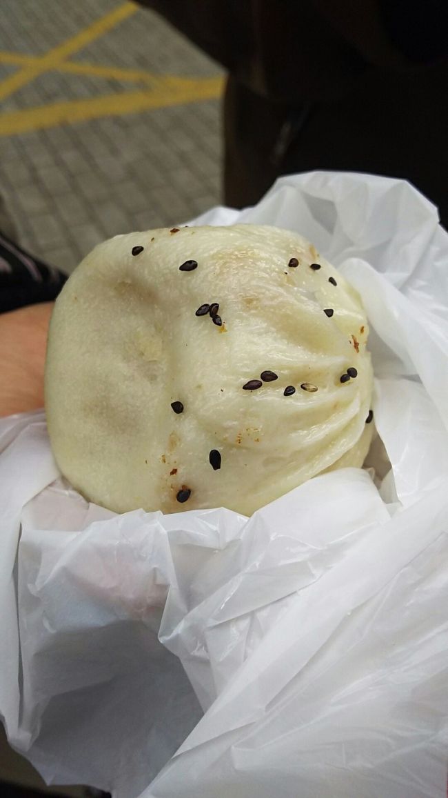 ふかふかの肉まんよりは皮が薄くて、底の部分に焼き目がついてます。