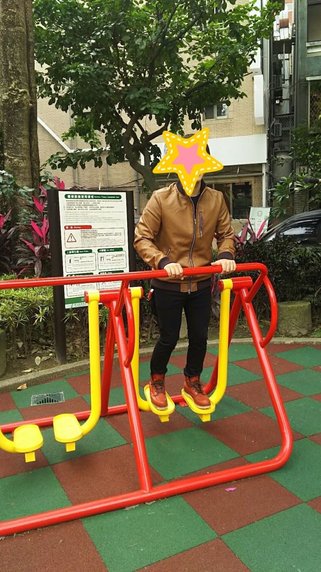 大人の健康器具みたいなのもあって、はしゃぐおじさん&amp;おばさん達 笑<br />こんなキレイなのが公園にあったら、ジムなんて行かなくていいじゃんって思いました。