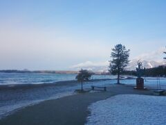 浜にはうっすらと雪が積もっています。

．．．が、白鳥なんていなーい！