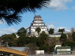 　次は高島の宝当神社へ。駐車場は唐津城の前の駐車場で、そこから桟橋まで歩きます。