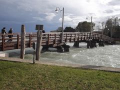 この橋を渡って、「ブラーノ島」に行きます。　　　海が荒れて、風が強いです。

飛ばされそうな風でした。