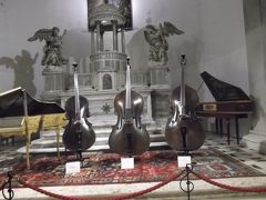 ホテルに戻り、「アカデミア橋」まで歩きました。　　　この教会には、弦楽器が展示してありました。　　「サン・マウリシオ教会」　です。
