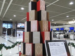 クリスマスムードの成田空港から旅はスタートします。