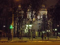 ニコリスカヤ・ツェルカフィというロシア正教会で突き当り、左へ曲がってまっすぐ