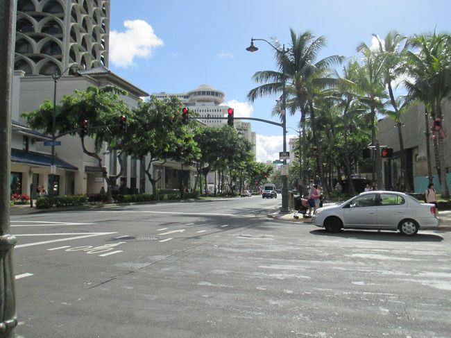 ゆっくりブランチに歩いて出かけます。