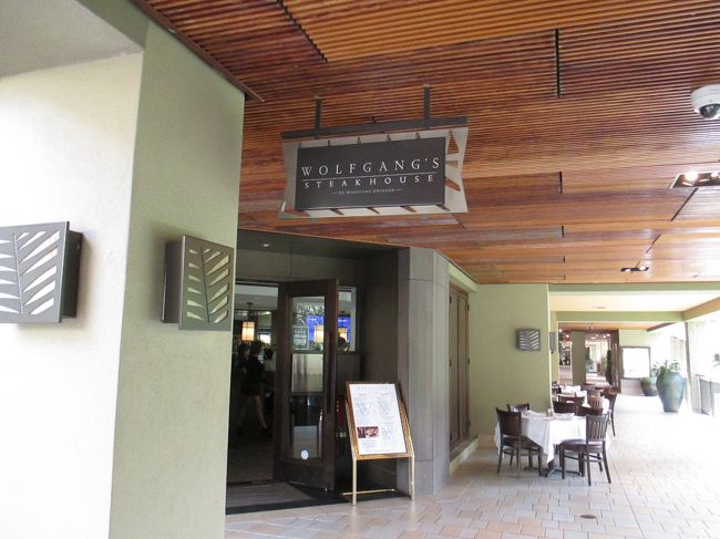 ウルフギャングのハッピーアワー。11時ちょうどに着いたら並んでました。<br />カウンターが埋まったので、待たされるのかと思ったら、奥のテーブル席に案内されました。ラッキー池田です。