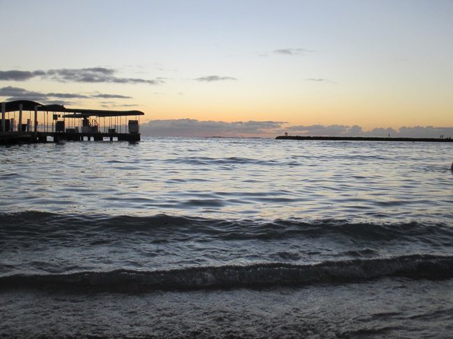 ホテルに戻り、ビーチでサンセットを見ます。<br />今日は雲の中でした。