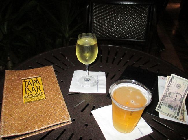 部屋に戻る前にTAPA BARのハッピーアワー（6時30分まで）<br />