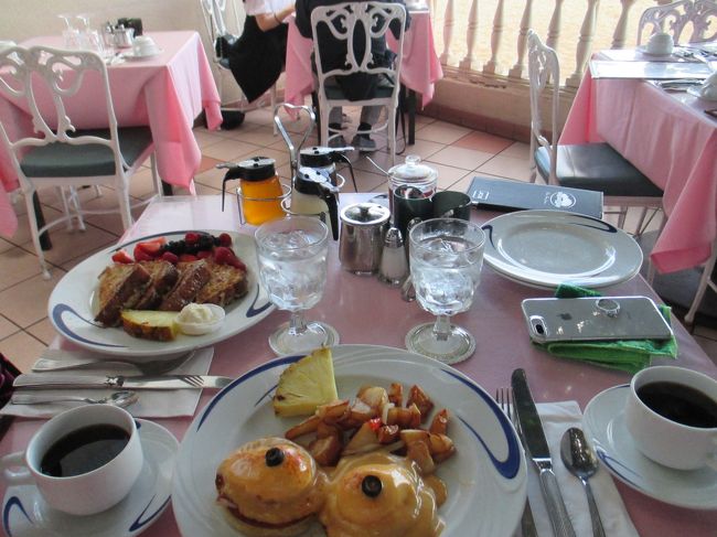 クラシックエッグベネディクトとハワイアンフレンチトースト。<br />両方とも美味しかったです。