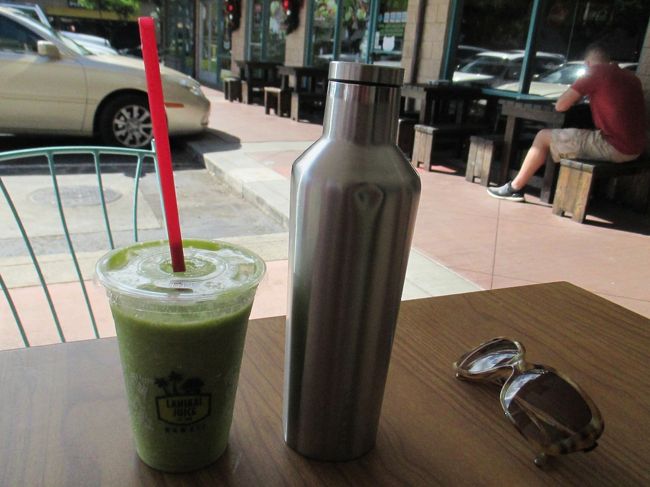 少し歩いて、ラニカイジュースでドクターグリーンと言う、体に良さそうなスムージーを飲みました。