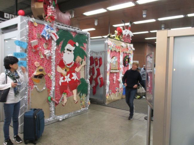 ANAでチェックインしてセキュリティーチェックを受け終わるまで、一時間かかりました。検査場出口にもクリスマスデコレーション。