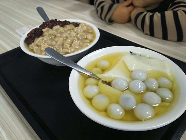 ピーナッツ豆花に紅豆トッピングと、<br />ゴマ団子豆花を初めて頼んでみました。<br /><br />ゴマ団子のほうは温かいのにしてみたよ(*^_^*)