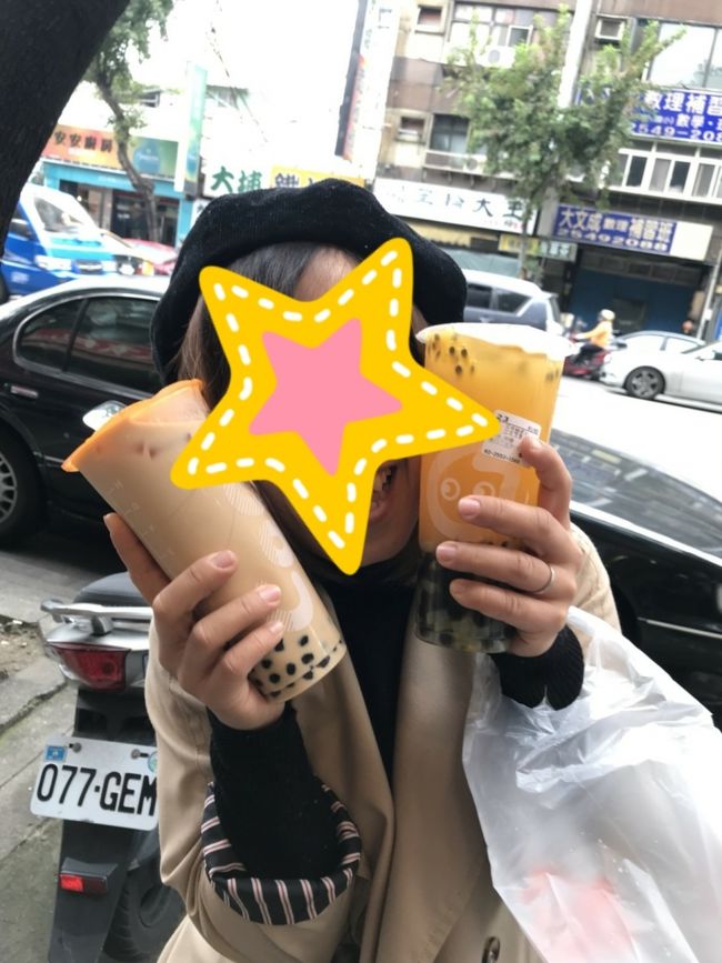 珍珠奶茶(タピオカミルクティー)と、<br />百香雙響炮(パッションフルーツナタデココタピオカティー)<br /><br />台湾に行くたびに飲まずにはいられないドリンク。<br />タピオカミルクティーはしばらく飲んでいなかったけど、やっぱりおいしいよー！<br />パッションフルーツの方はA子ファミリー初挑戦だったけど、美味しくて空港のCOCOでも買いましたからね♪<br />あーほんとに台湾のドリンクスタンド家の近くにほしい！台湾価格でね。
