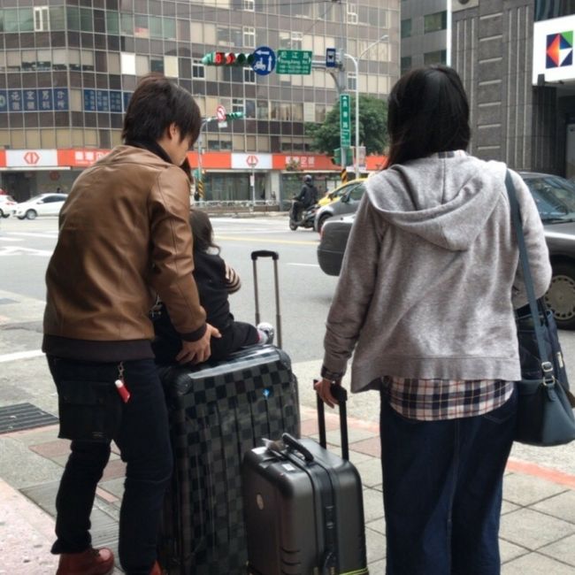 ホテルに戻って荷物を整理したらまぁまぁいい時間。<br />ホテルから台北駅までタクシーに乗るので荷物をアピールしながらつかまえます。<br /><br />こんだけ荷物持ってて、台北駅って言ったら自動的に桃園空港線の台北駅に連れていってくれるのかな？<br /><br />地下鉄の台北駅と桃園空港線の台北駅は結構な距離があるから間違えられたくない。<br />そこは不安なので調べました！<br />「桃園機場捷運 台北火車站」とメモに書いて見せたら運転手さんニッコリしてOK(*´ω｀*)<br />行きにタクシーに乗ったホームにすごく近いタクシー乗り場で降ろしてくれました♪らくちん(*^^*)