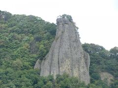 男神岩です。

川水面から180mもの高さがあります。
硬い安山岩質の岩石からできており、馬仙峡のシンボルとなっています。