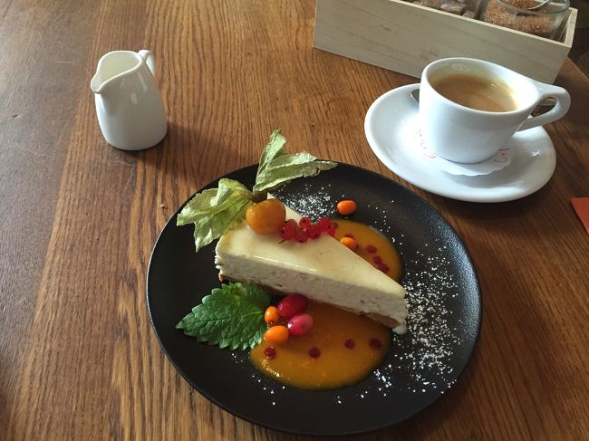 デザートにチーズケーキ。<br />コーヒーと。<br /><br />全部で30ユーロくらいだったかな。<br />