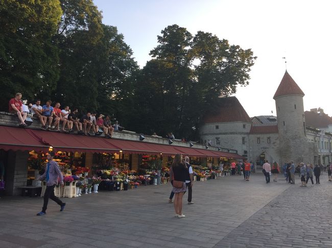 日が長いっていいですね。<br />夜７時すぎてもまだ明るい。<br />花屋さんの上？に人がいっぱい