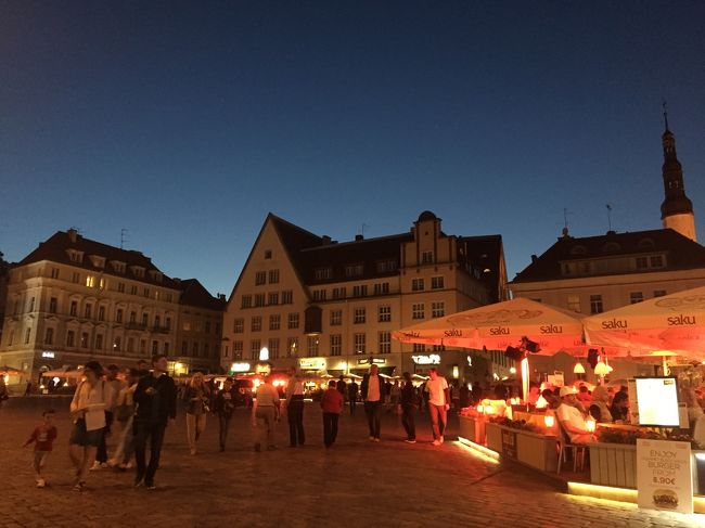 食後。夜のラエコヤ広場に出てみました。<br />中世の雰囲気がますます引き立ちます。<br />