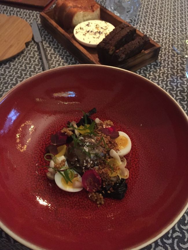 パンは２種類。<br />ここの黒パンもすごく美味しかった。<br />前菜。<br />とっても上品。