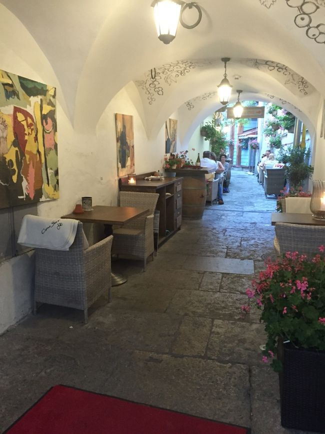 ヴィル門の近くのレストラン。<br />restaurant CRU