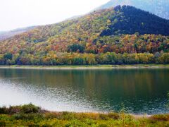 途中ちょっとだけ、金山湖に立ち寄ります。

ここの紅葉ももうちょっとだけど、それでもいい感じだね～。