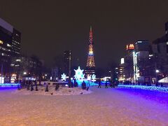 ということで札幌着きました。
土地勘ないので大通まで地下鉄。

スナッフルズによるため外に出る。
イルミネーションしてました。