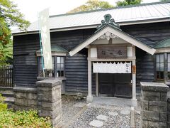 ちょうどお昼時なので、見学前に予約しておいた、小林酒造の敷地内にあるお蕎麦屋さん「錦水庵」にておひるごはんをいただきます。

この建物も、以前は役員住宅として使われていたとのこと。