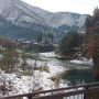 晩秋の白川郷。雪と紅葉と柿の実が賑やかに彩る今年最後の豊かな情景です。