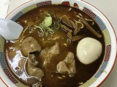 後は、また富良野線で旭川駅まで戻り、旭川ラーメンとして有名な「蜂屋」という店で濃厚な醤油ラーメンを食べた、伊集院光さんらしきサインを見つけ、テンションが上がっていた

結論から言うと、この旅をとおして、一番美しかったのは、この富良野だった
東を十勝岳や富良野岳、西を芦別岳や夕張岳と鋭い山々に囲まれながらも、このパッチワークの穏やかな大平原には、空知川が貫き、息吹を与え、富良野の街が形成されている
ツーリングしていると、ベベルイなんていう聞き覚えのある地名を看板で見ることがあり心躍った、確かUFOを見た云々の場所だったとおもう、絶対にまた来たいとおもう 