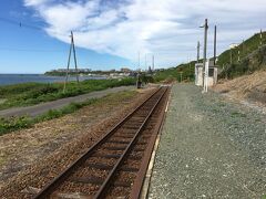 遠く雄冬に想いを馳せながら、瀬越駅に到着
瀬越駅は、留萌駅から一つ増毛方面に行った駅である、駅前の海岸には海遊びの人たちがたくさんいた