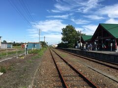 そして、３０分ほどで、終点の鵡川駅に到着
日高本線は本来は襟裳岬のあるえりも町のすぐ手前の様似駅まで繋がっていて、苫小牧駅での電光掲示板上も行き先は様似となっている、しかし、高波等による土砂流出の影響で、鵡川駅以南が不通となり、鵡川駅からはバスによる代行輸送が行われている
駅前に出て見てみると、観光バスのような立派なバスであった、そして、鵡川駅から先には寂しく線路は続いていたが、この区間も切り捨てられる危険性が高いのだろう