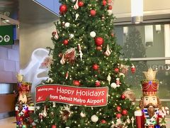 デトロイト空港では早くもクリスマスツリーが飾られていました。