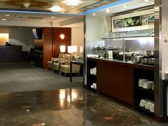 11月14日　火曜日 晴れ 8000歩

ワシントン空港のUAのラウンジです。
ワシントンで4泊した後、デトロイトに向かいました。

ワシントンIAD12:30発UA6274便デトロイトDTW着14:03
明るい時間にデトロイトに到着する便を選びました。(安全の為)

今日は荷物の整理で朝4時に起きました。

ラウンジで時間を勘違いし(寝ぼけてし)まいました。
急いでラウンジを出て真ん前のゲートに飛び込みました。

乗るの？とカウンターの女性
イエスと僕
あと1分よと女性

一番最後に搭乗しました。着席している皆さんが見上げて遅く乗ってくる男(僕)を見ていました。