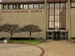 ホテルの車にピックアップして貰ってホテルまで戻りました。
ドライバーにチップを渡しました。

部屋には戻らず、歩いて見ました。

写真はデトロイト歴史博物館です。
デトロイト市美術館の反対側にあります。
