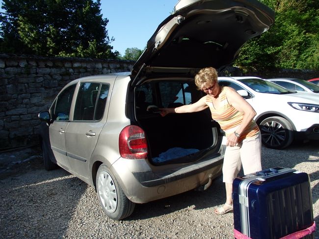 昨日お付き合いしてくださったお二人も、オーナーご夫妻も、今日は時間が取れないとのことで、駅まではバスで移動することになりましたが、バス停まで、オーナー夫人が車で送ってくださいました。