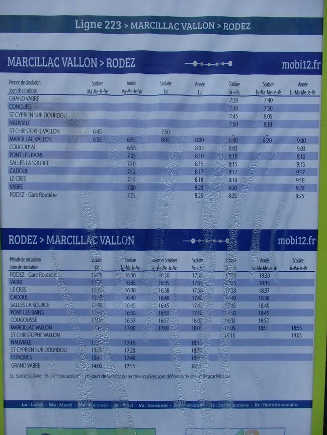 時刻表がありました。<br /><br />オーナー夫人には、到着日にバスの時刻表をプリントアウトして渡していただいていたものです。<br /><br />駅へ向かうバスは、コンク村からなら早朝の1便だけですが、このCougousseからなら4便。<br />でもすべて9時台までの運行です。<br />
