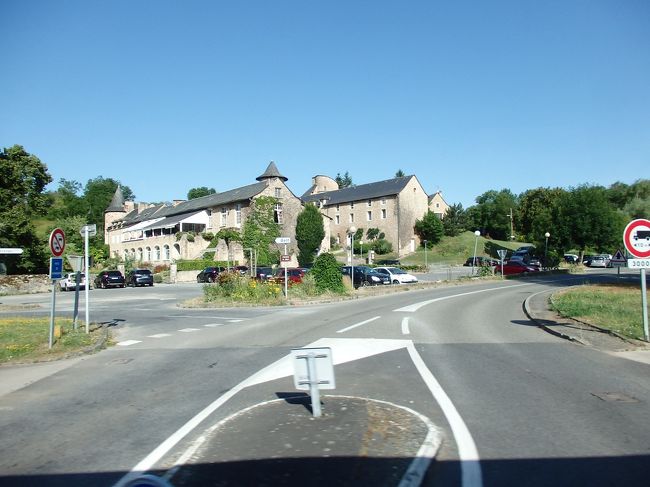 Salles-la-Sourceの家並みが見えてきました。