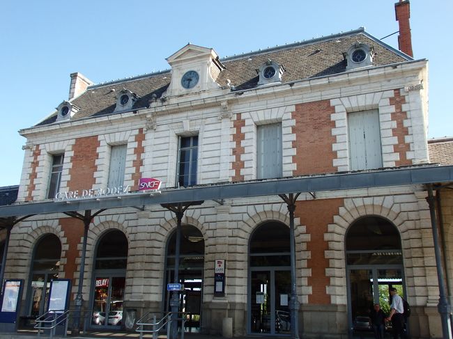 ロデツ駅舎へ<br /><br />今日向かうのは、トゥールーズとボルドーを経由して、サンテミリオンのある路線上Bergeracというところ。<br />切符を購入して構内へ。