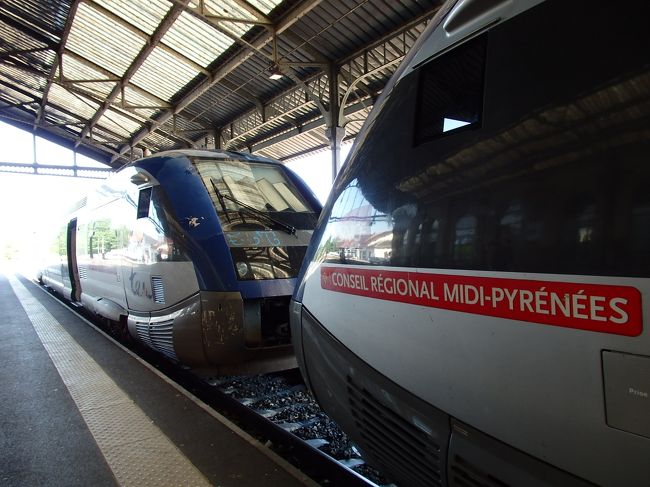 長い連結の列車です。